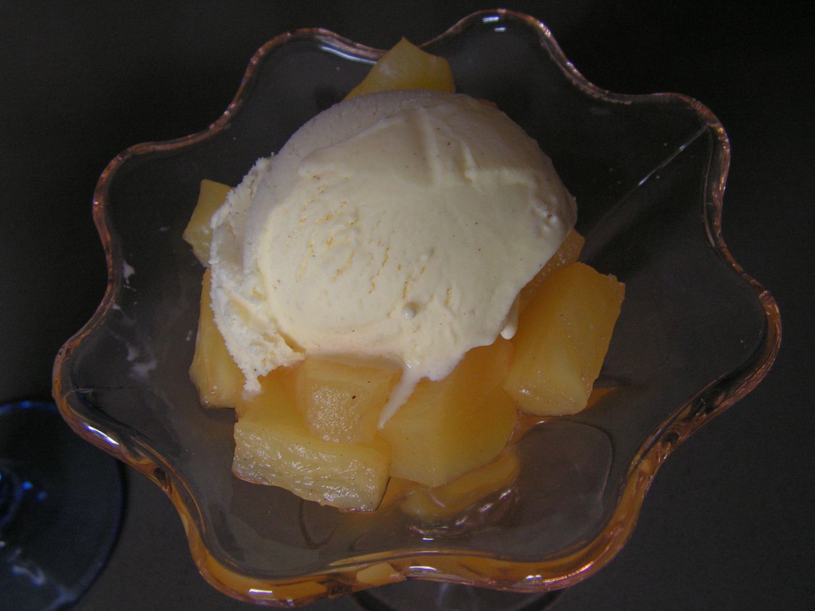 Ananas frais aux épices et glace à la vanille